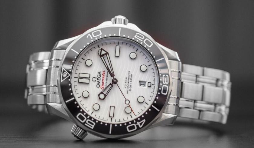 Striking-Omega-Seamaster-Diver-300M-Fake-Watches